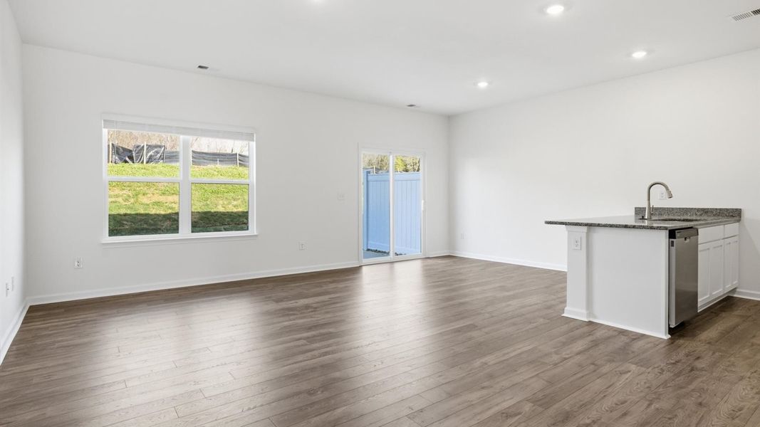Spacious, unfurnished interior of a new home in Cherokee Crossing, Kodak (Image 10).