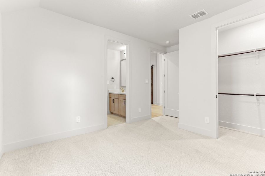 Spacious, unfurnished interior of a new home in Esperanza - 70', Boerne (Image 41).