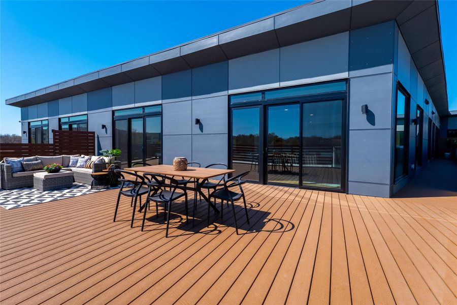 Expansive deck