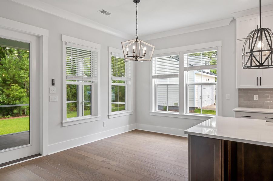 Spacious, unfurnished interior of a new home in Oak Bend, Charleston (Image 11).