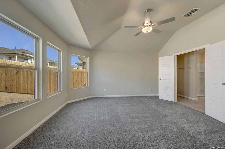 Spacious, unfurnished interior of a new home in Hunters Ranch, San Antonio (Image 24).