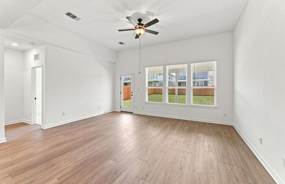 Spacious, unfurnished interior of a new home in Santa Rita Ranch, Liberty Hill (Image 19).