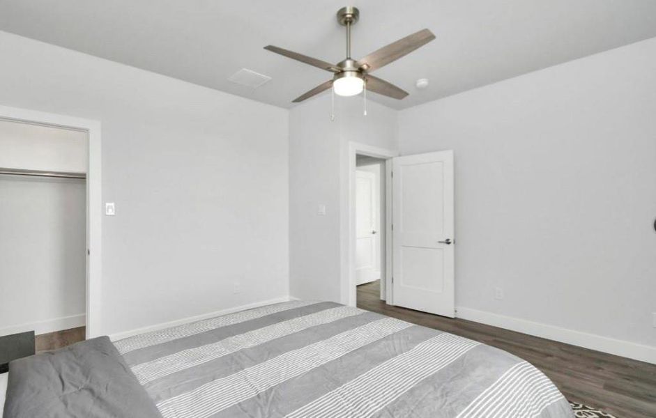 Spacious, unfurnished interior of a new home in , Galveston (Image 18).