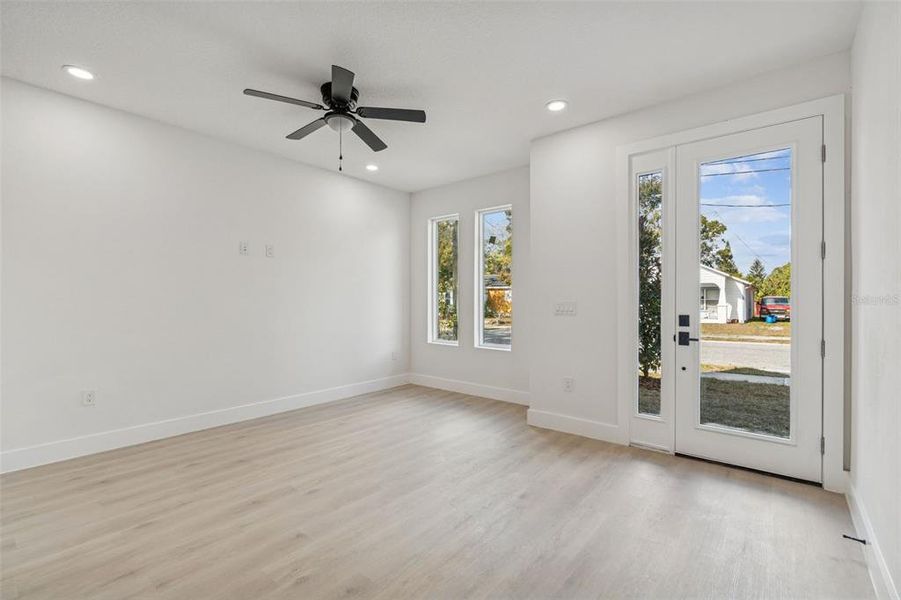 Spacious, unfurnished interior of a new home in , Tampa (Image 28).
