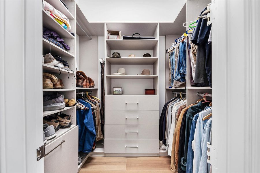 Custom Walk-In Built-In Closets Custom Walk-In Built-In Closets
