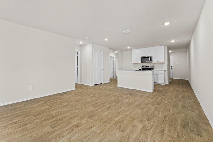 Spacious, unfurnished interior of a new home in Ladera, Luling (Image 22).