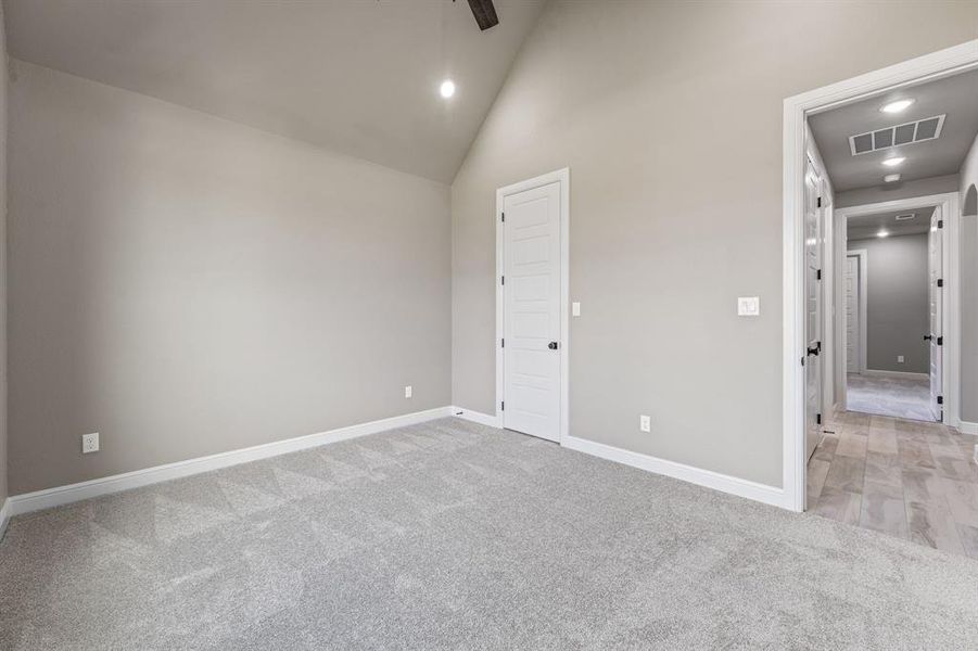 Spacious, unfurnished interior of a new home in Pecan Plantation, Granbury (Image 34).
