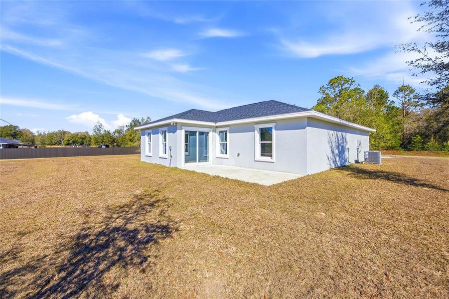 Exterior details and patio area of a home in , Dunnellon (Image 23).