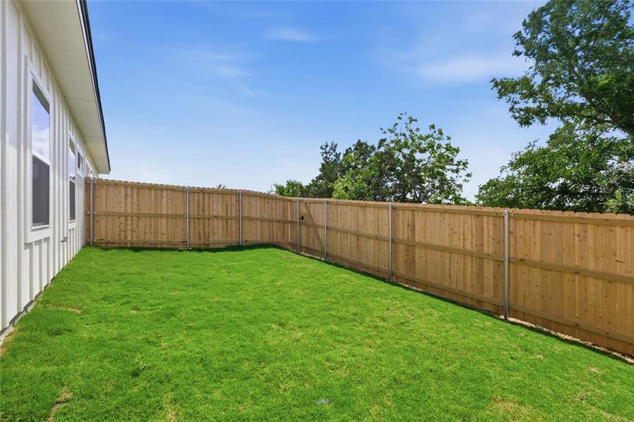 Exterior details and patio area of a home in , Killeen (Image 3).