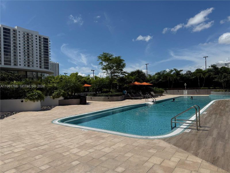 Condo located in Miami, FL showcasing its design and architecture (Image 4).