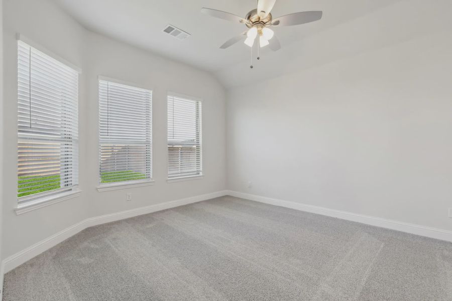 Spacious, unfurnished interior of a new home in Summer Crest, Fort Worth (Image 15).