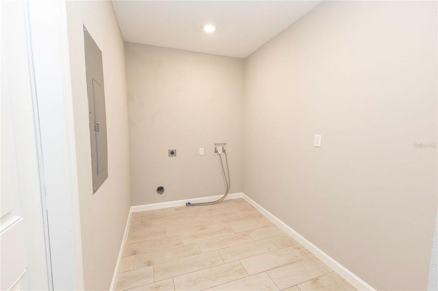 Spacious, unfurnished interior of a new home in , Lake Panasoffkee (Image 18).