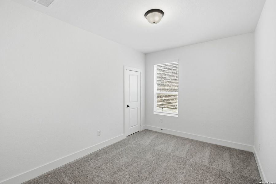 Spacious, unfurnished interior of a new home in Rose Hill, San Antonio (Image 23).