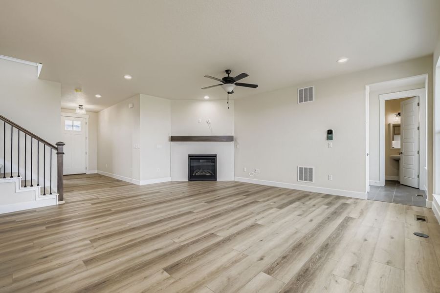 Spacious, unfurnished interior of a new home in Sterling Ranch 50s, Colorado Springs (Image 15).