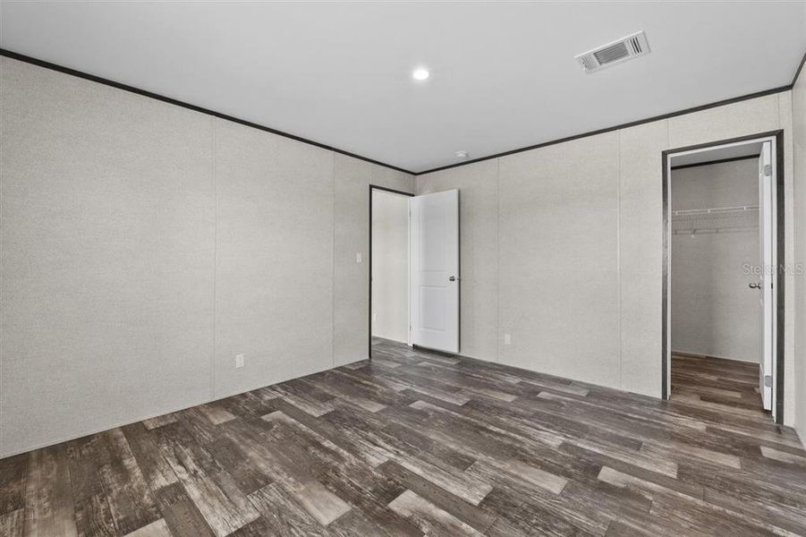 Spacious, unfurnished interior of a new home in , Crystal River (Image 30).