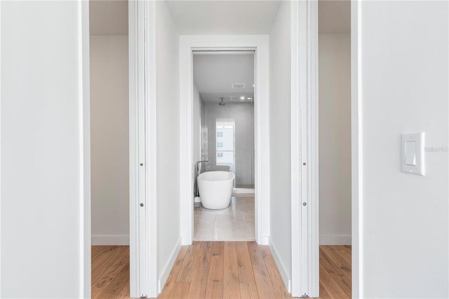 Spacious, unfurnished interior of a new home in , Sarasota (Image 29).