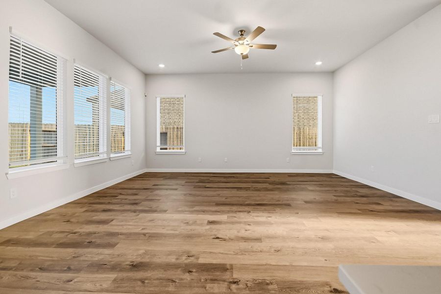 Spacious, unfurnished interior of a new home in Sunterra Lakes, Brookshire (Image 10).