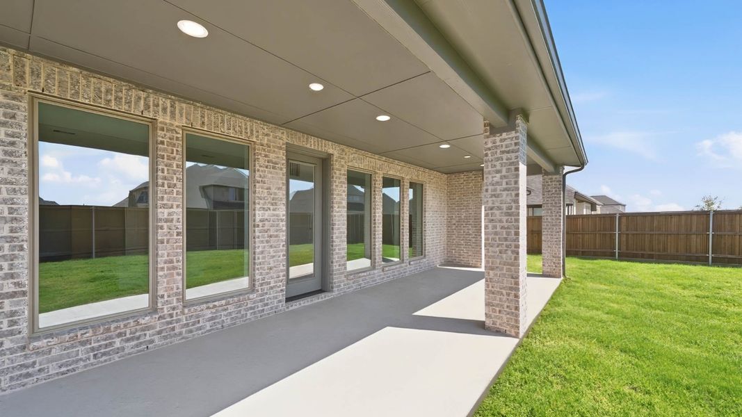 Exterior details and patio area of a home in Myrtle Creek, Waxahachie (Image 3).