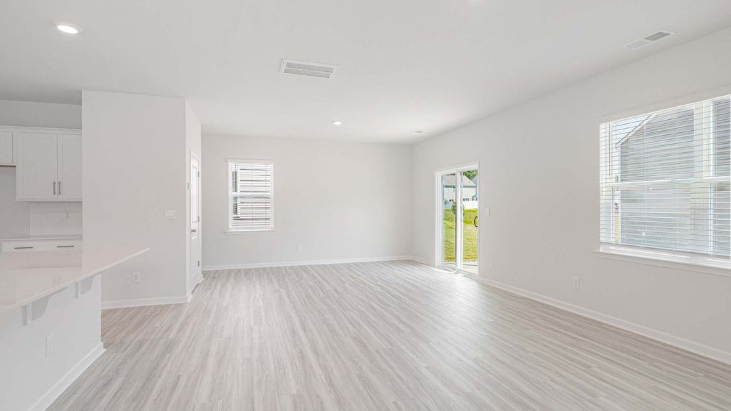 Spacious, unfurnished interior of a new home in Fergus Crossing, York (Image 12).