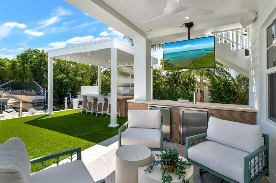 Exterior details and patio area of a home in , Tavernier (Image 36).