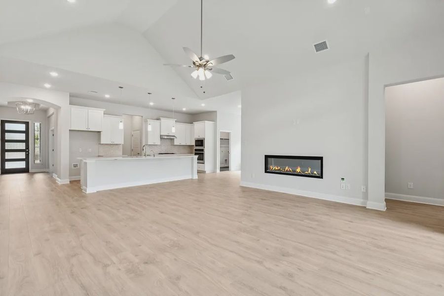 Spacious, unfurnished interior of a new home in Oaks of North Grove, Waxahachie (Image 8).