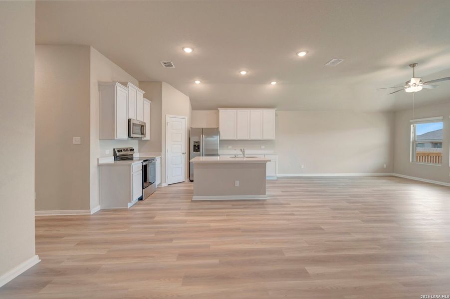 Spacious, unfurnished interior of a new home in Greenspoint Heights, Seguin (Image 36).