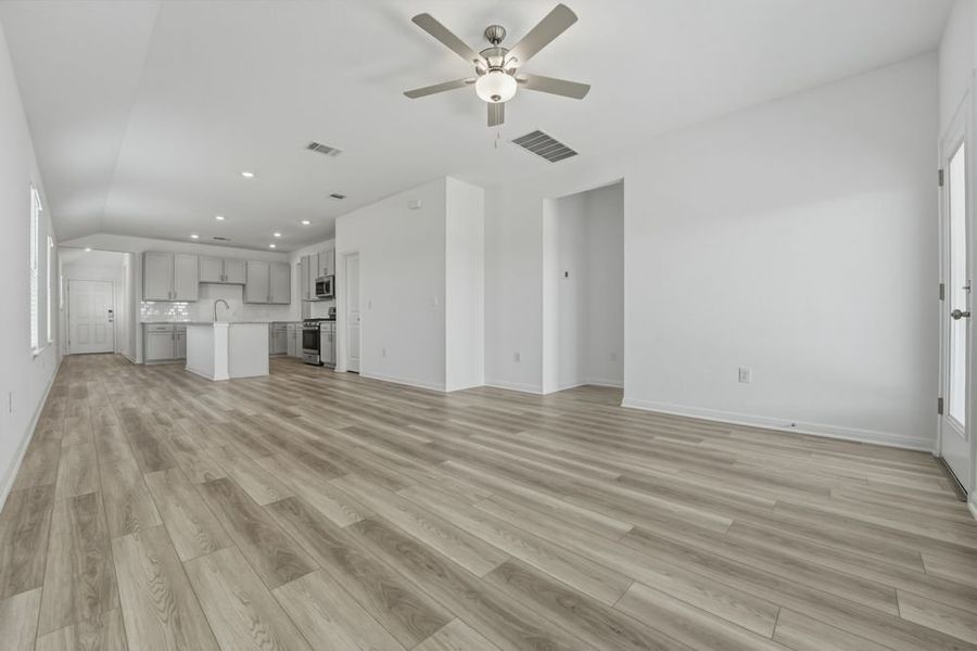 Spacious, unfurnished interior of a new home in Longview, Del Valle (Image 11).