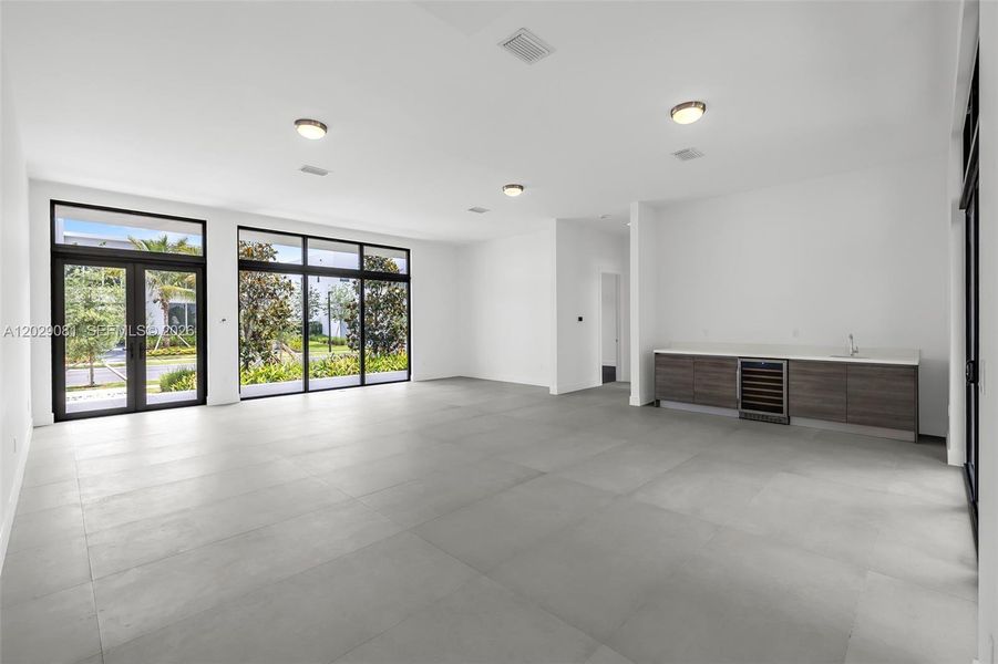 Spacious, unfurnished interior of a new home in , Weston (Image 20).