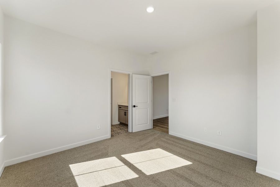 Spacious, unfurnished interior of a new home in Lakeside Saluda, Greenville (Image 31).