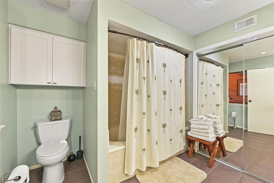 Furnished interior view inside a new home in , Galveston (Image 10).