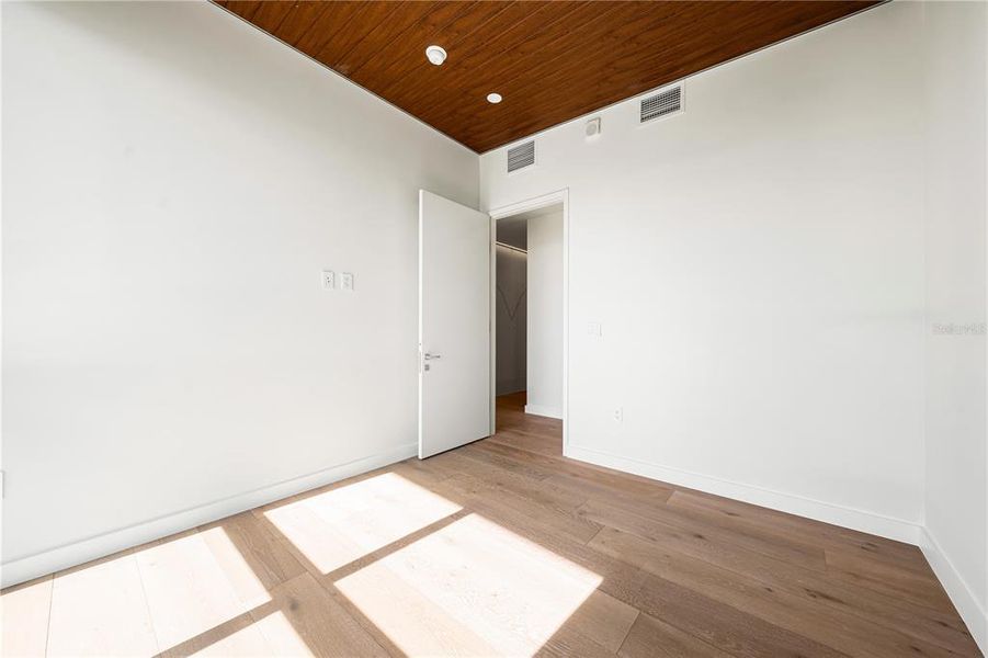 Spacious, unfurnished interior of a new home in , Sarasota (Image 46).