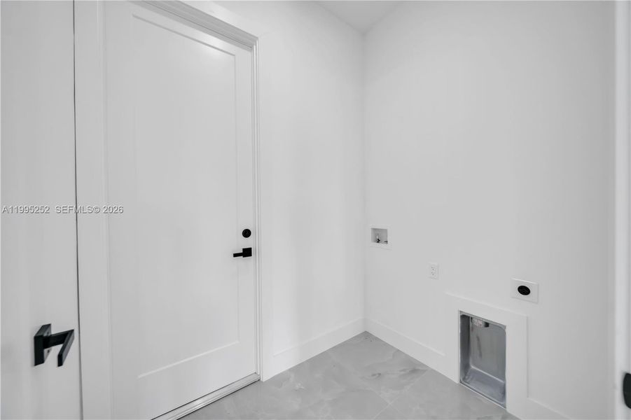 Spacious, unfurnished interior of a new home in , Cape Coral (Image 31).