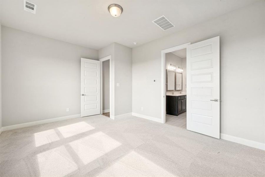 Spacious, unfurnished interior of a new home in Myrtle Creek, Waxahachie (Image 22).