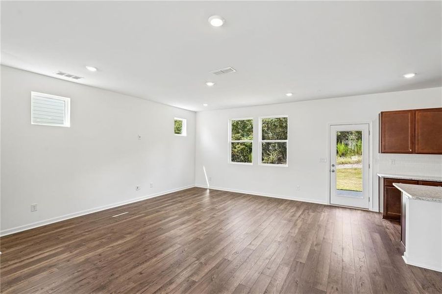 Spacious, unfurnished interior of a new home in Heritage River, Euharlee (Image 26). Spacious, unfurnished interior of a new home in Heritage River, Euharlee (Image 26).