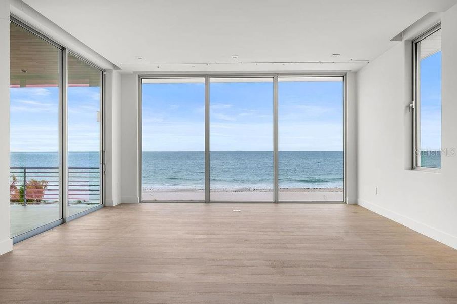 Spacious, unfurnished interior of a new home in , Longboat Key (Image 7).