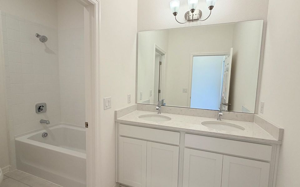 Comfortable and Functional Bathroom in Central Florida House Comfortable and Functional Bathroom in Central Florida House