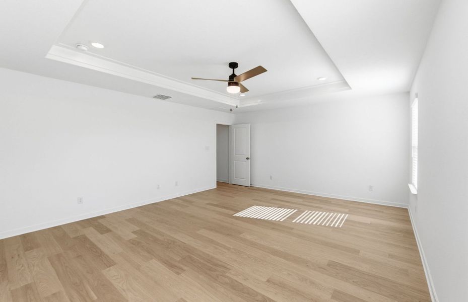 Spacious, unfurnished interior of a new home in Sunfield, Buda (Image 47).