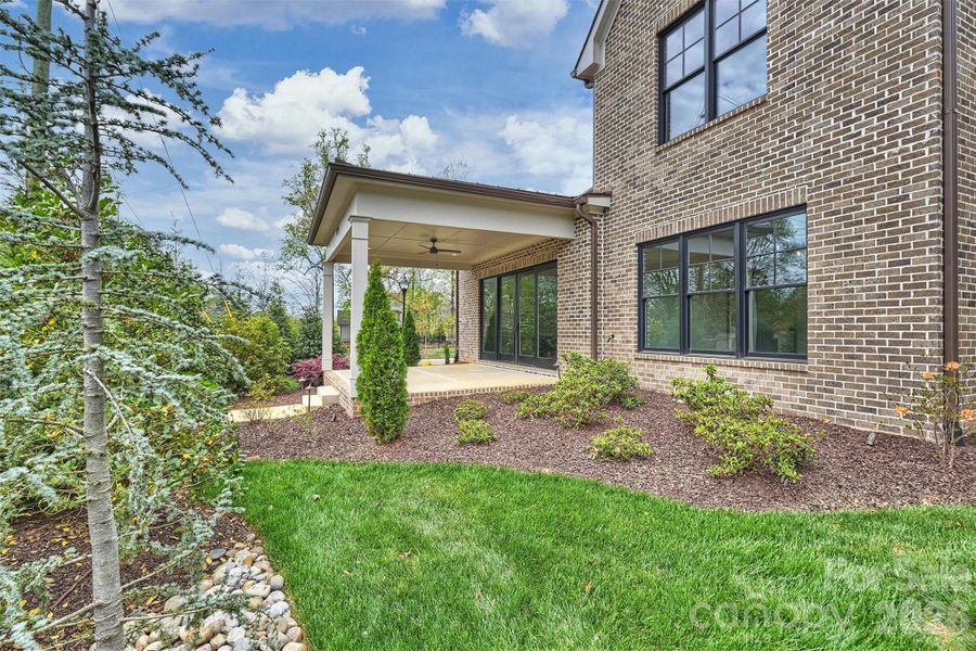 Beautiful Landscaping! Beautiful Landscaping!