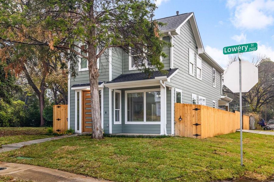 View of front of home featuring a front yard