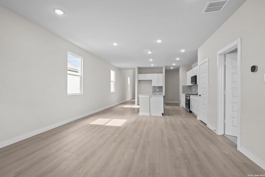 Spacious, unfurnished interior of a new home in Spring Creek, San Antonio (Image 21).