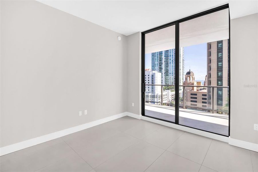 Spacious, unfurnished interior of a new home in , St. Petersburg (Image 25).