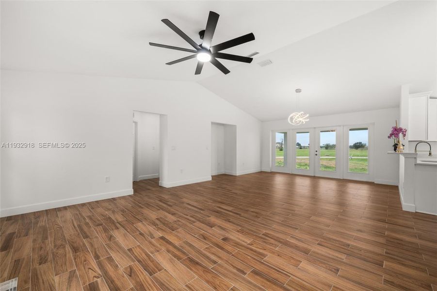 Spacious, unfurnished interior of a new home in , Sebring (Image 35).