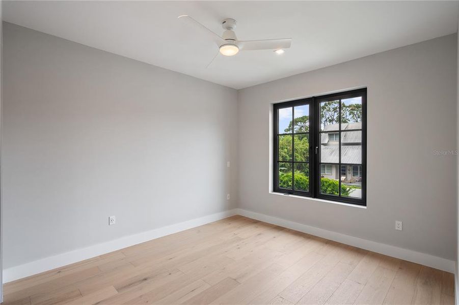 Spacious, unfurnished interior of a new home in College Park, Orlando (Image 19).