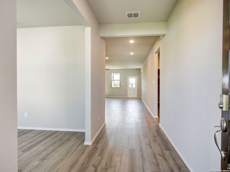 Spacious, unfurnished interior of a new home in Comanche Ridge, San Antonio (Image 14).
