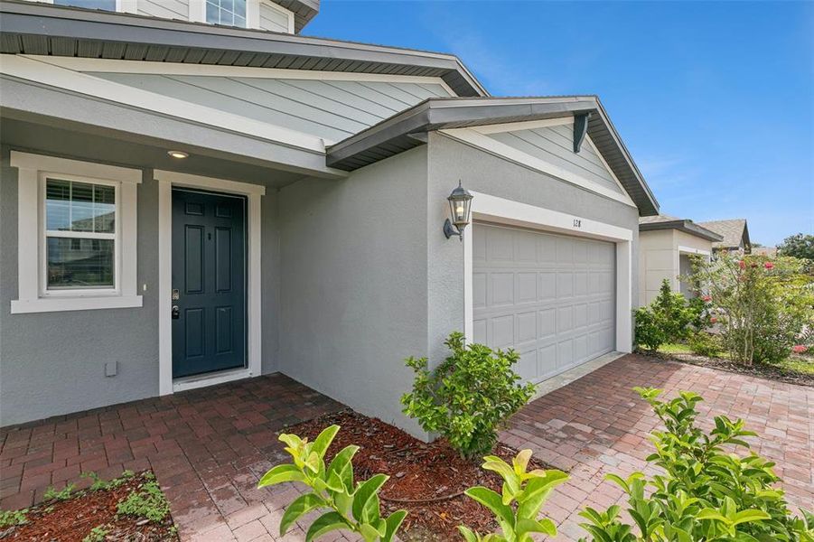 Exterior details and patio area of a home in , Daytona Beach (Image 4).