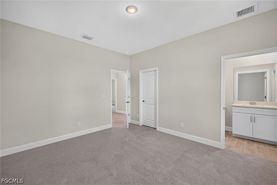 Spacious, unfurnished interior of a new home in Cape Coral, Cape Coral (Image 29).