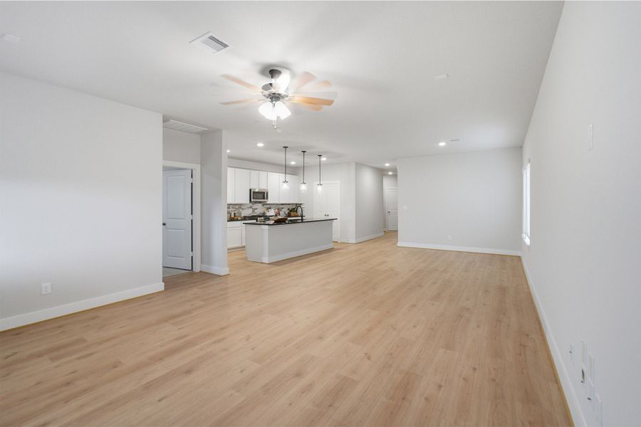 Spacious, unfurnished interior of a new home in Massey Oaks, Pearland (Image 22).