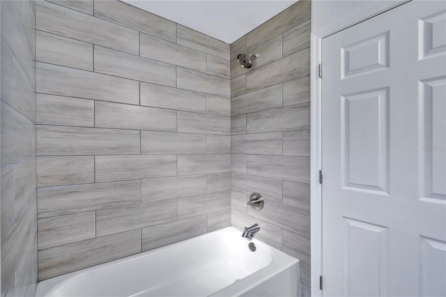 Close-up of interior finishes inside a home in , Lake Wales (Image 14).