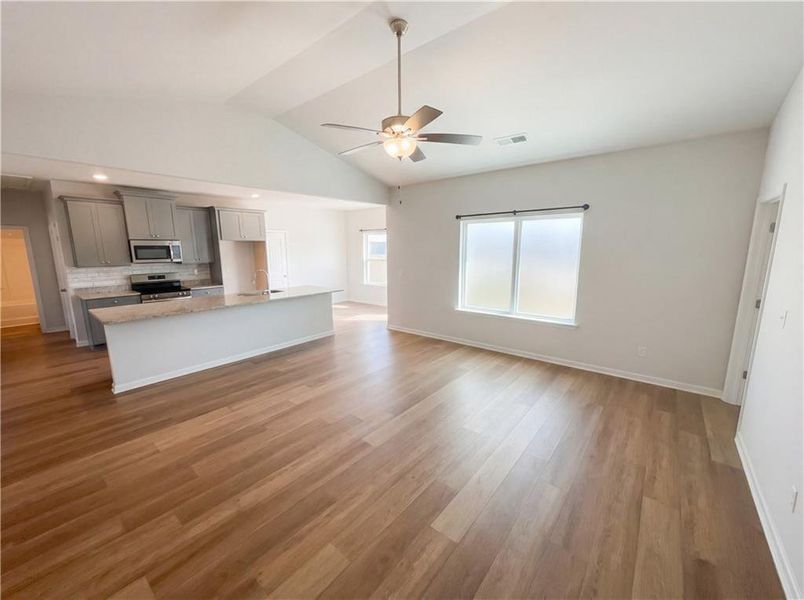 Spacious, unfurnished interior of a new home in , Grantville (Image 9).