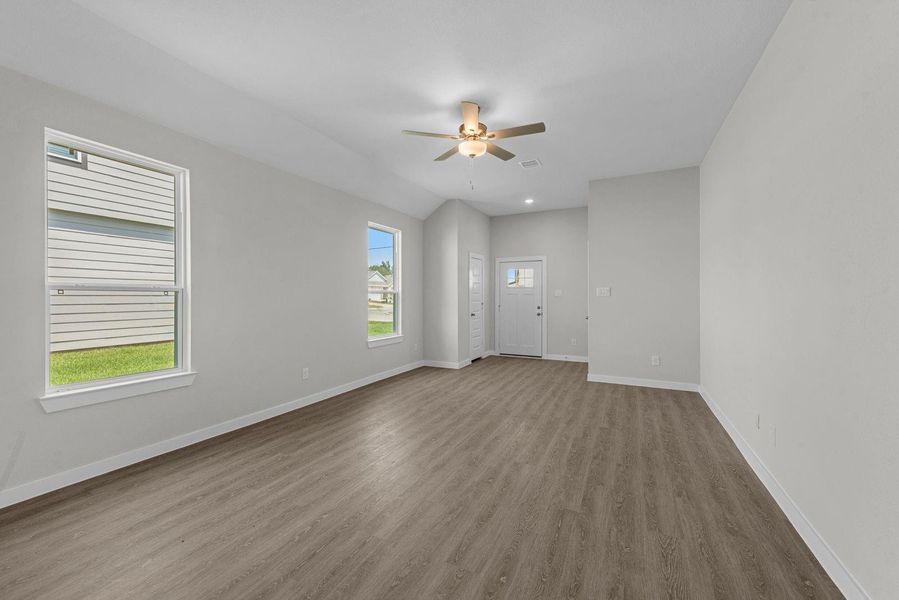 Spacious, unfurnished interior of a new home in Lexington Heights, Willis (Image 17).